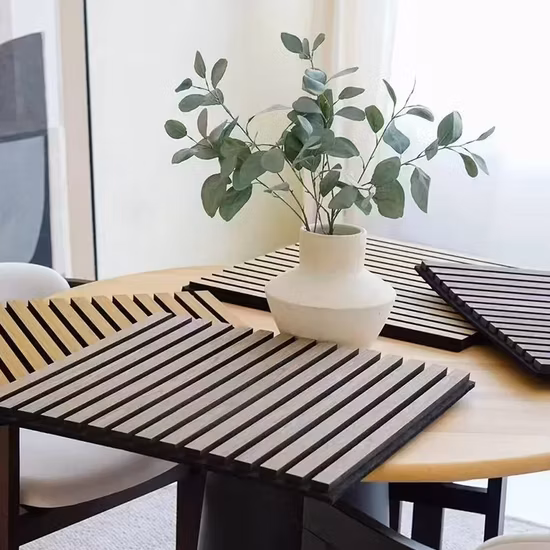 Moderne Wandpaneele aus Holzlamellen verschönern Ess- und Wohnbereiche